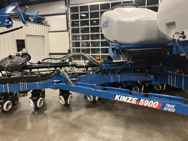 Image of Kinze 5900 equipment image 1