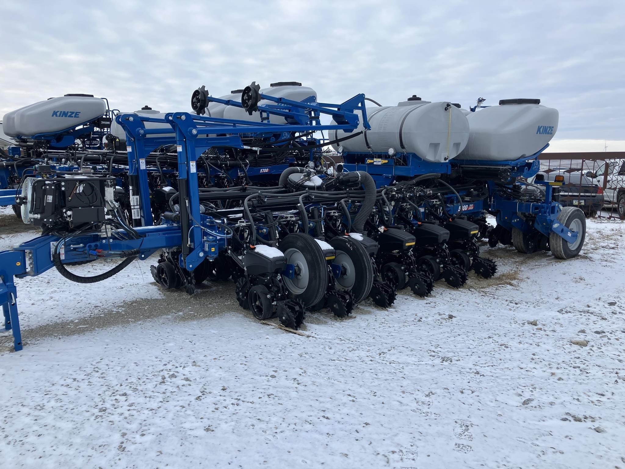 2024 Kinze 5900 Equipment Image0