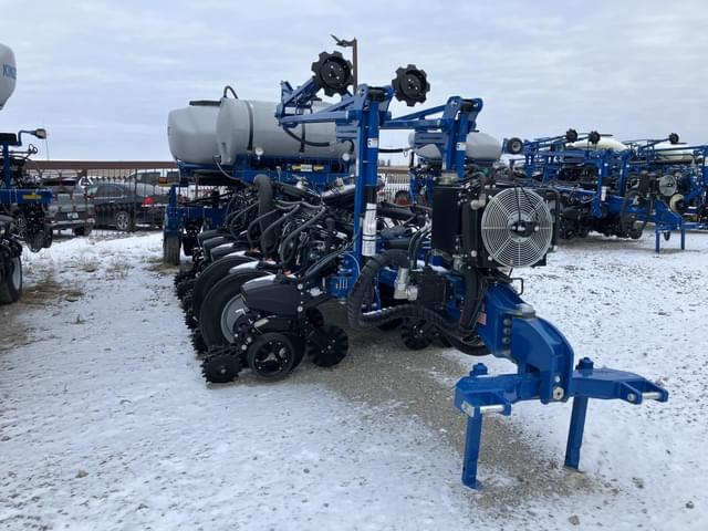 Image of Kinze 5900 equipment image 1