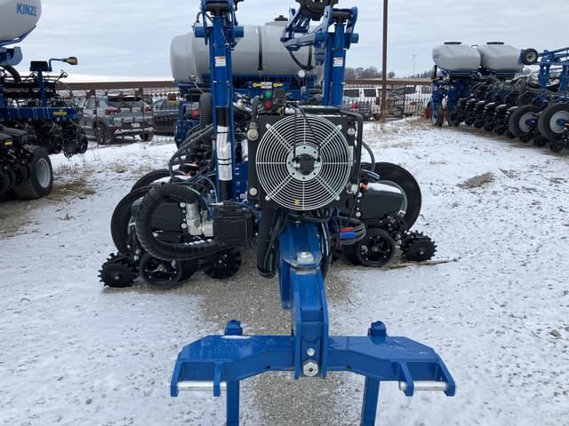 Image of Kinze 5900 equipment image 2