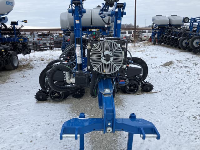 Image of Kinze 5900 equipment image 2