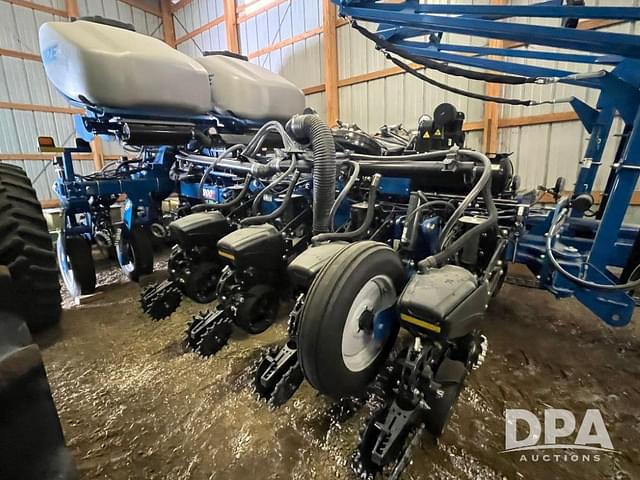 Image of Kinze 5900 equipment image 4