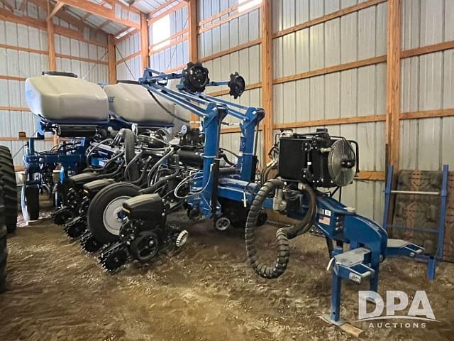 Image of Kinze 5900 equipment image 1