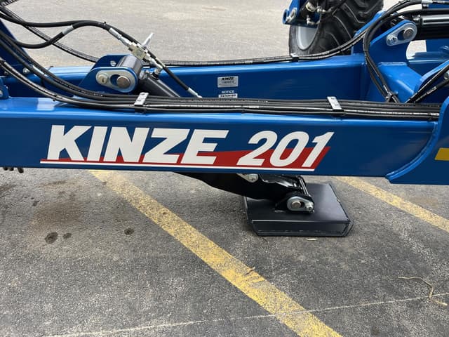 Image of Kinze Mach Till 201 equipment image 3