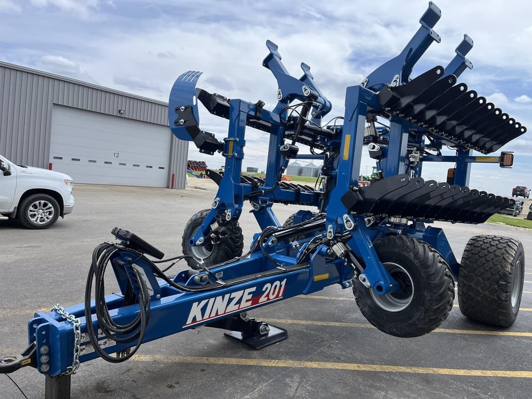 Image of Kinze Mach Till 201 Image 0
