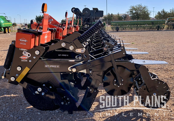 2024 Kuhn Krause Gladiator 1210M Equipment Image0