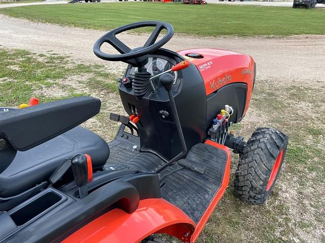 Image of Kubota B2601HSD equipment image 4