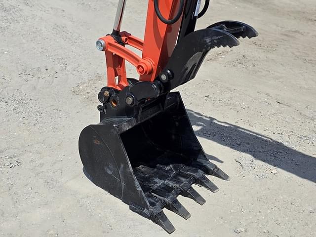 Image of Kubota KX040-4 equipment image 4