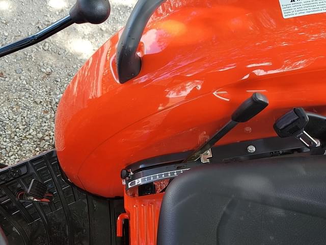 Image of Kubota L3302DT equipment image 4