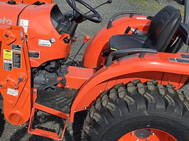 Image of Kubota L3302DT equipment image 4