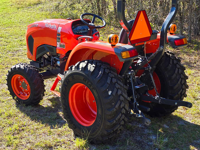 Image of Kubota L3302DT equipment image 3