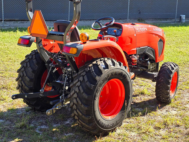 Image of Kubota L3302DT equipment image 2