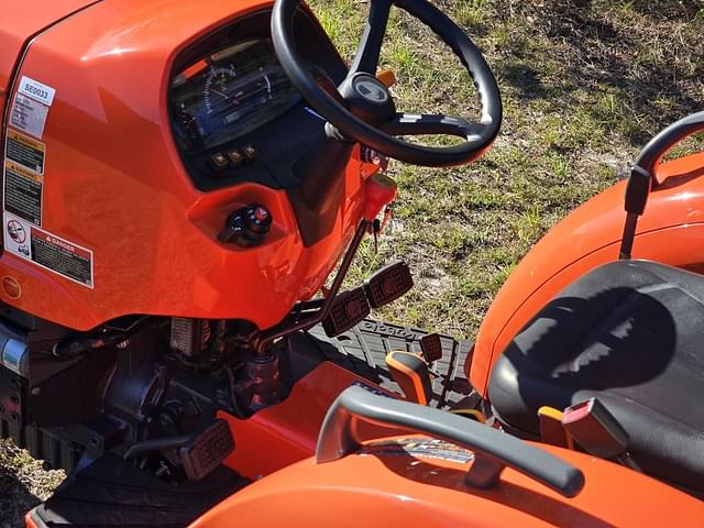 Image of Kubota L3302DT equipment image 4
