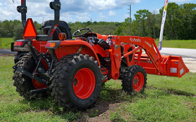 Image of Kubota L3302HST equipment image 3