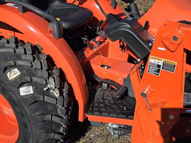 Image of Kubota L3302HST equipment image 4