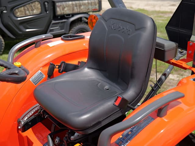 Image of Kubota L3302HST equipment image 4