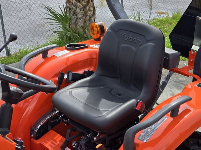 Image of Kubota L3302HST equipment image 4