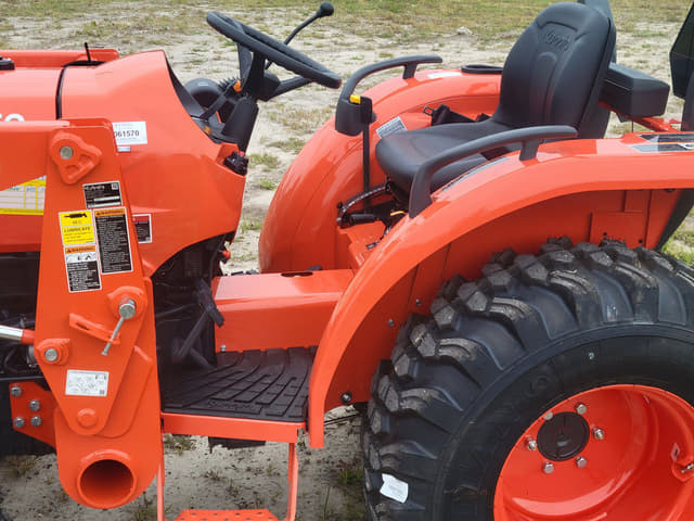 Image of Kubota L3302HST equipment image 4
