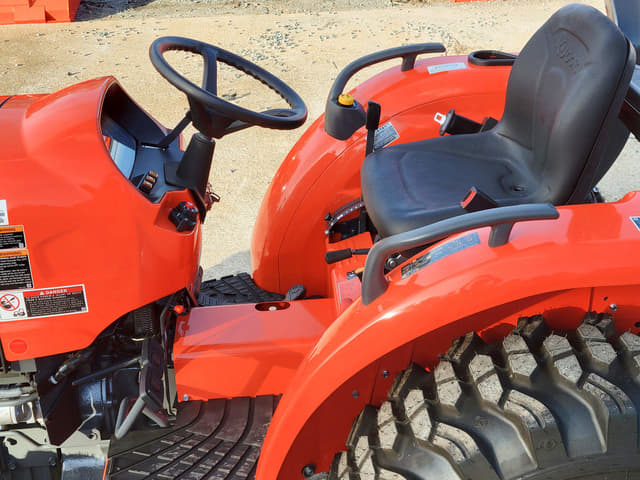 Image of Kubota L3302HST equipment image 4