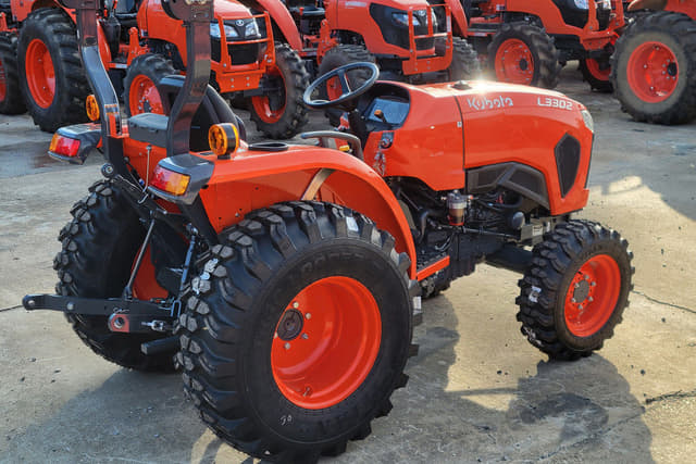 Image of Kubota L3302HST equipment image 3