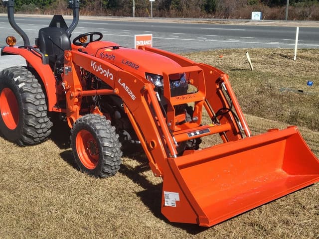 Image of Kubota L3302HST equipment image 3
