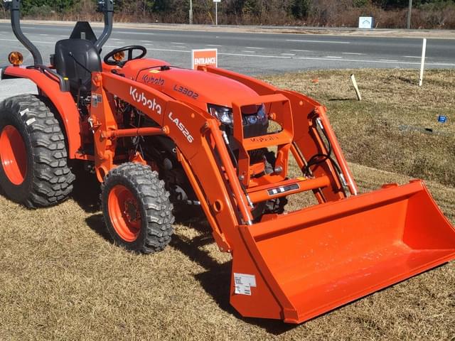 Image of Kubota L3302HST equipment image 3
