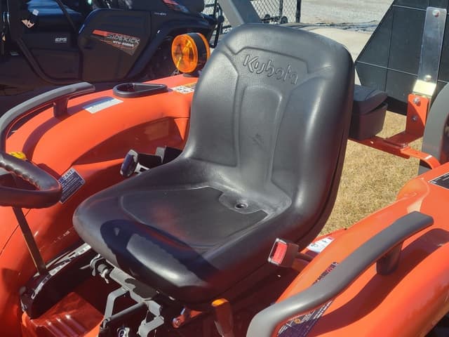 Image of Kubota L3302HST equipment image 4