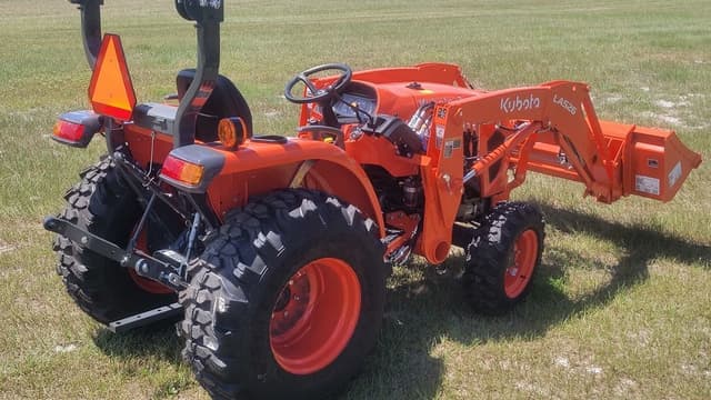 Image of Kubota L3902HST equipment image 3