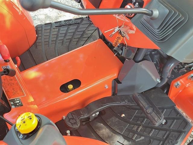 Image of Kubota L3902HST equipment image 4