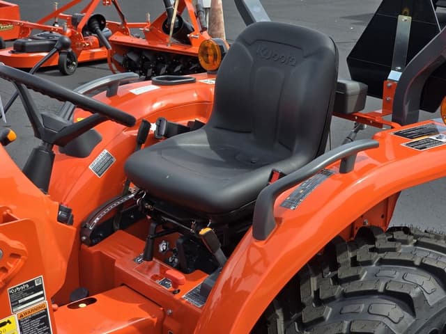 Image of Kubota L3902HST equipment image 4