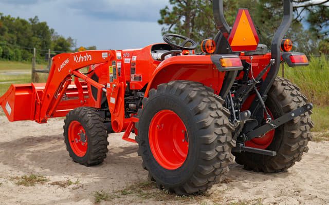 Image of Kubota L3902HST equipment image 4
