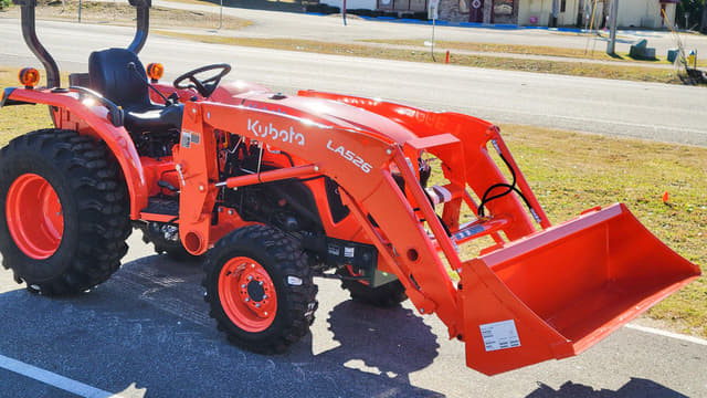 Image of Kubota L3902HST equipment image 4