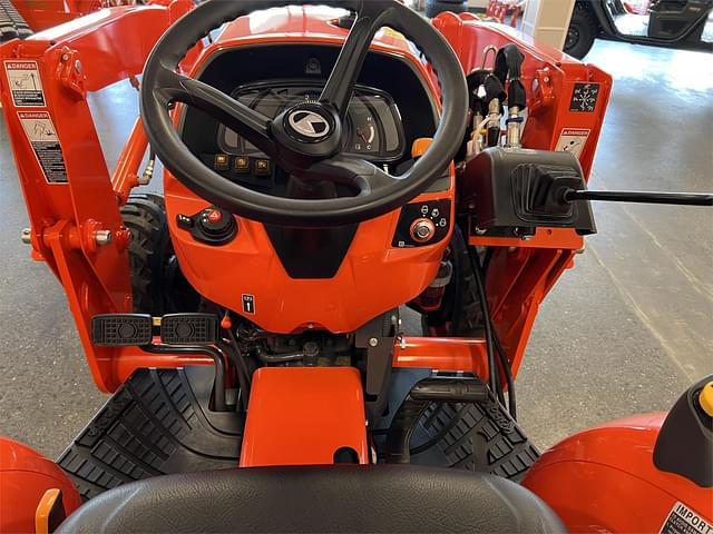 Image of Kubota L3902HST equipment image 3