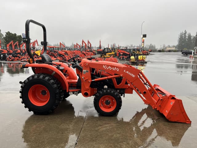 Image of Kubota L3902HST equipment image 4