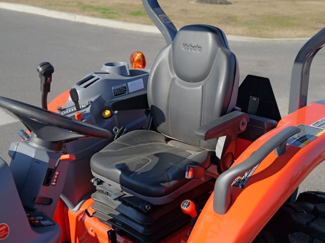 Image of Kubota L3560HST-LE equipment image 4