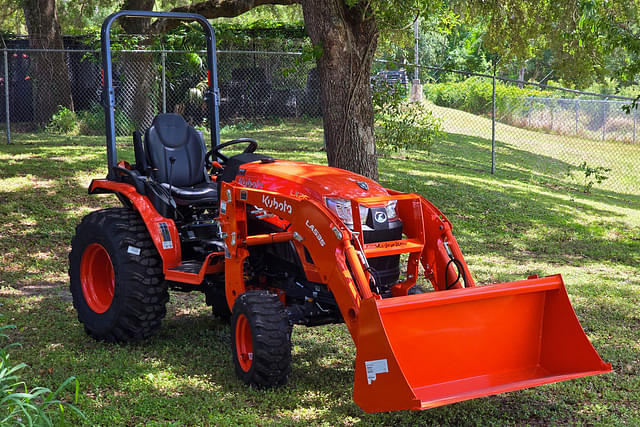 Image of Kubota LX2620HSD equipment image 2