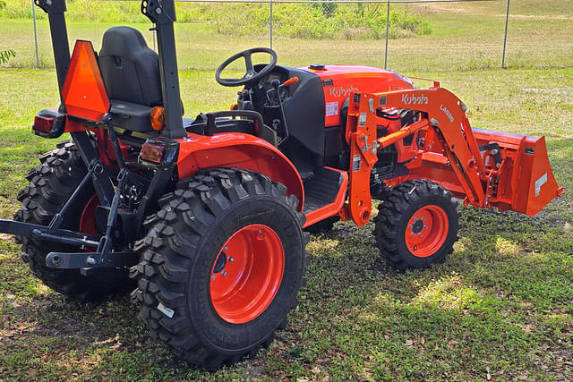 Image of Kubota LX2620HSD equipment image 3