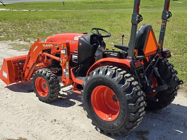 Image of Kubota LX2620HSD equipment image 2