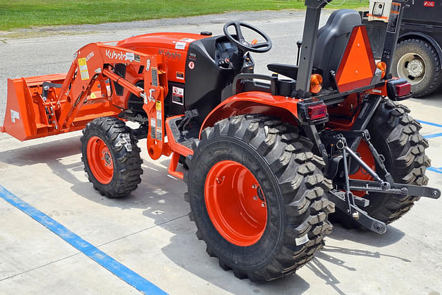 Image of Kubota LX2620HSD equipment image 4