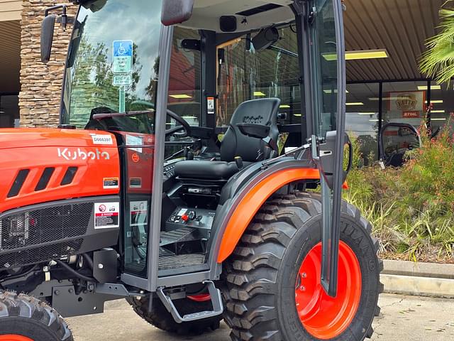 Image of Kubota LX2620HSDC equipment image 4