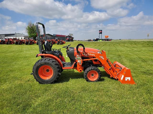 Image of Kubota LX2620HSD equipment image 4