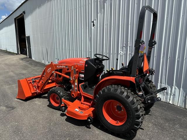 Image of Kubota LX2620HSD equipment image 2