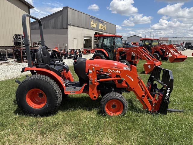 Image of Kubota LX2620HSD equipment image 4