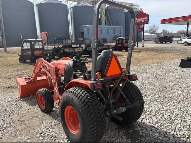 Image of Kubota LX2620HSD equipment image 2