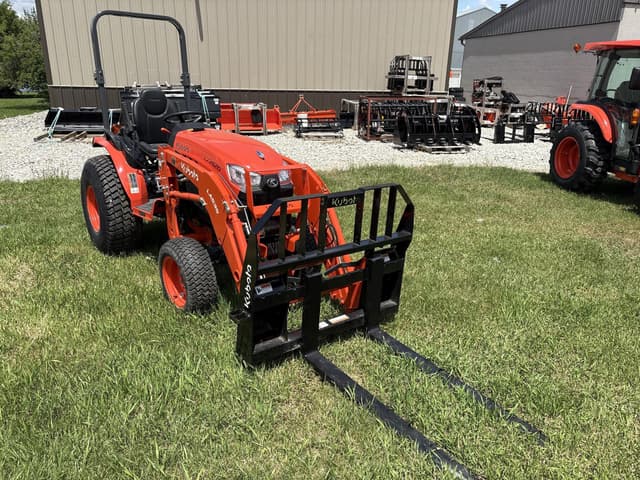 Image of Kubota LX2620HSD equipment image 1