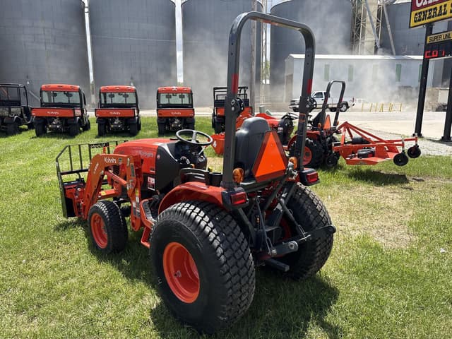 Image of Kubota LX2620HSD equipment image 2