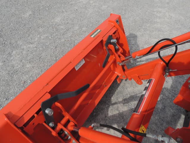 Image of Kubota LX2620SUHSD equipment image 4