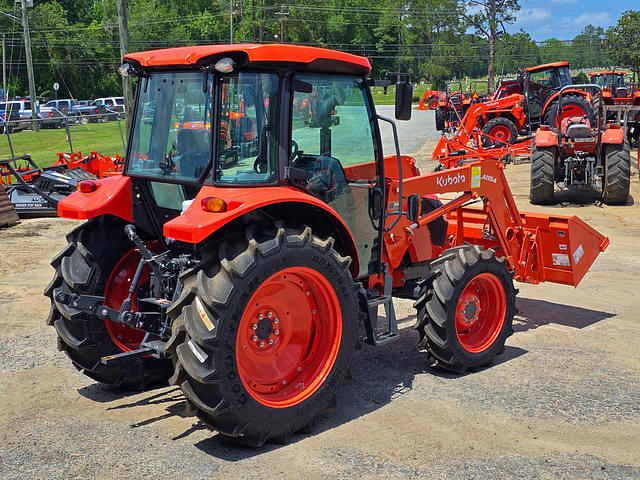 Image of Kubota M4-071 equipment image 2