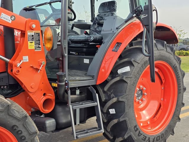 Image of Kubota M4D-071 equipment image 4