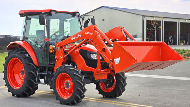 Image of Kubota M4D-071 equipment image 3